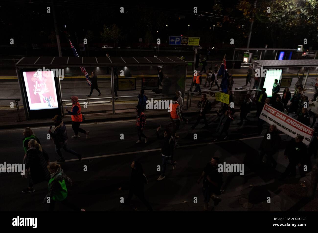 Melbourne, Australia 27 maggio 2021, manifestanti su Flinders Street durante un raduno di manifestanti anti anti anti-lockdown fuori dalla stazione di Flinders Street di Melbourne, dove i manifestanti vi esprimono opinioni sul blocco di 7 giorni che dovrebbe iniziare a mezzanotte questa sera. Foto Stock