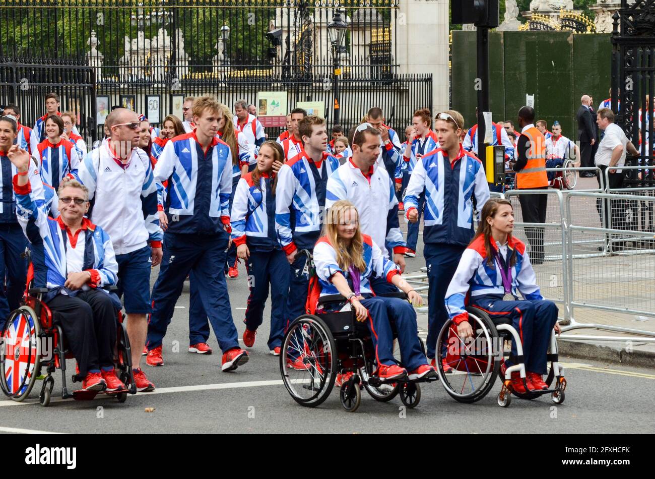 La squadra GB Olympians e Paralympians lascia Buckingham Palace dopo la sfilata della vittoria. Olimpiadi di Londra 2012. Atleti su sedia a rotelle Foto Stock