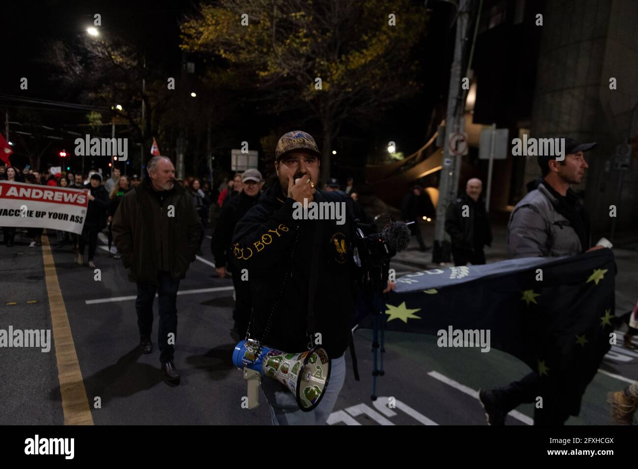 Melbourne, Australia 27 maggio 2021, leader di stato del ragazzo fiero 'Hill billy' che guida la partita anti-lock down su Spring Street durante un raduno di manifestanti anti anti-lockdown al di fuori della stazione di Flinders Street a Melbourne, dove i manifestanti vi esprimono opinioni sul blocco di 7 giorni che dovrebbe iniziare a mezzanotte stasera. Foto Stock