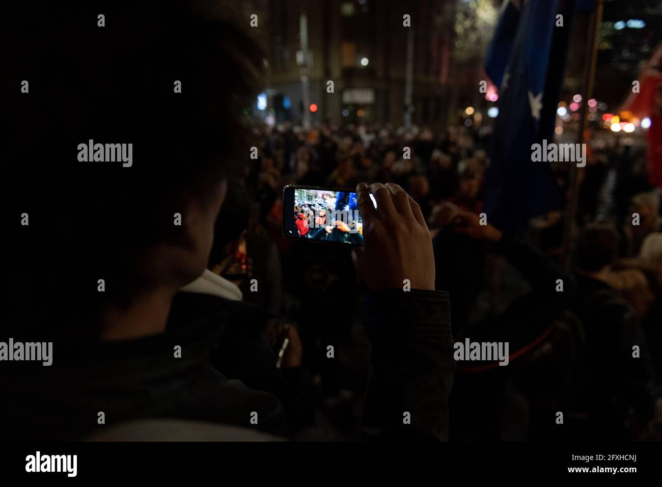 Melbourne, Australia 27 maggio 2021, UN manifestante usa il suo telefono per filmare la folla durante un raduno di manifestanti anti anti anti anti-lockdown al di fuori della Flinders Street Station di Melbourne, dove i manifestanti vi esprimono opinioni sul blocco di 7 giorni che dovrebbe iniziare a mezzanotte questa sera. Foto Stock