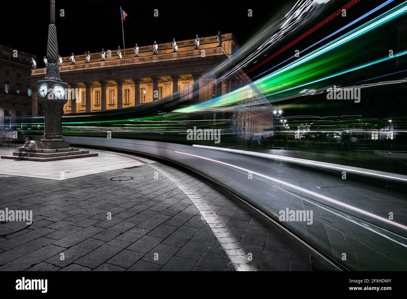 FRANCIA. GIRONDE (33), BORDEAUX, PLACE DU GRAND THEATRE, RETE DI UN TRAM CHE PASSA DI FRONTE AL GRANDE TEATRO E IL SUO OROLOGIO Foto Stock