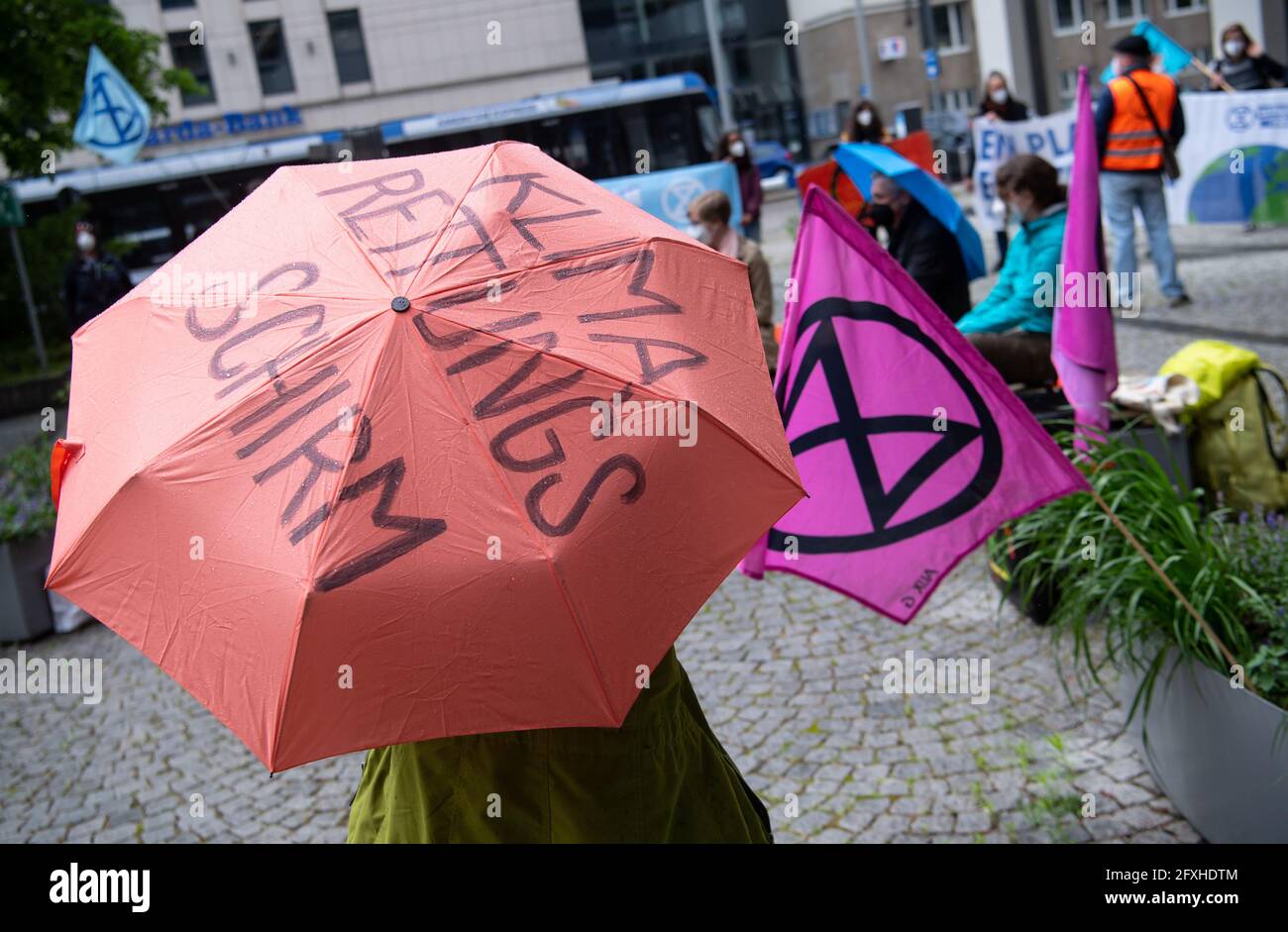 Monaco, Germania. 27 maggio 2021. Attivisti del gruppo Extinction Rebellion manifestano di fronte al Bayerischer Rundfunk (BR). Diversi gruppi locali di ribellione per l'estinzione hanno chiesto di riferire meglio sulla crisi climatica in caso di azioni decentrate di fronte alle case dei media sotto il motto "crisi climatica sulle prime pagine". Credit: Sven Hoppe/dpa/Alamy Live News Foto Stock