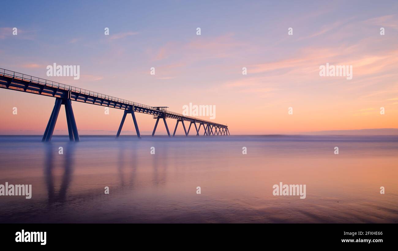 FRANCIA. GIRONDE (33), SPIAGGIA DI SALIE, IL MOLO AL TRAMONTO Foto Stock