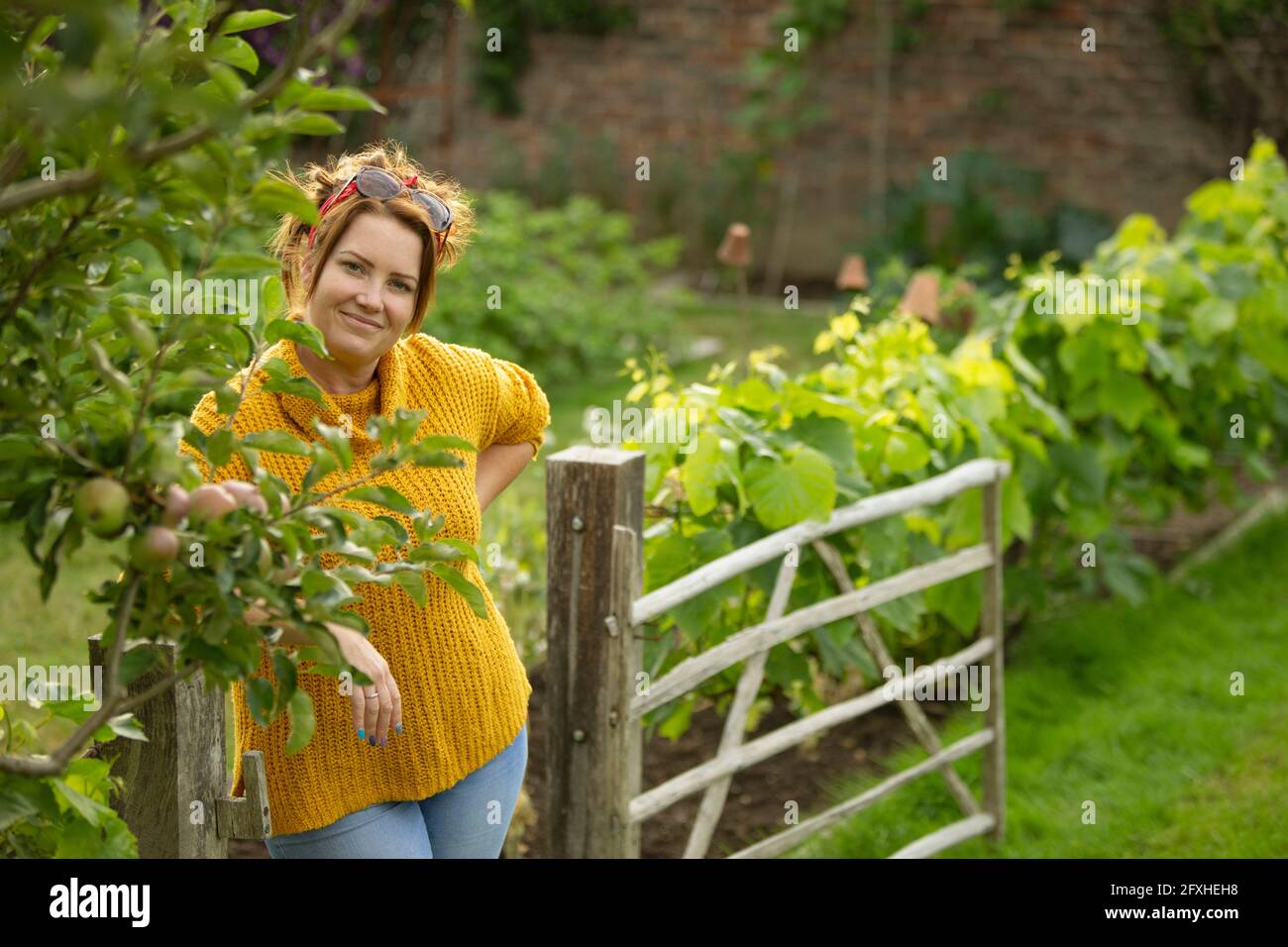 Ritratto donna felice in orto Foto Stock