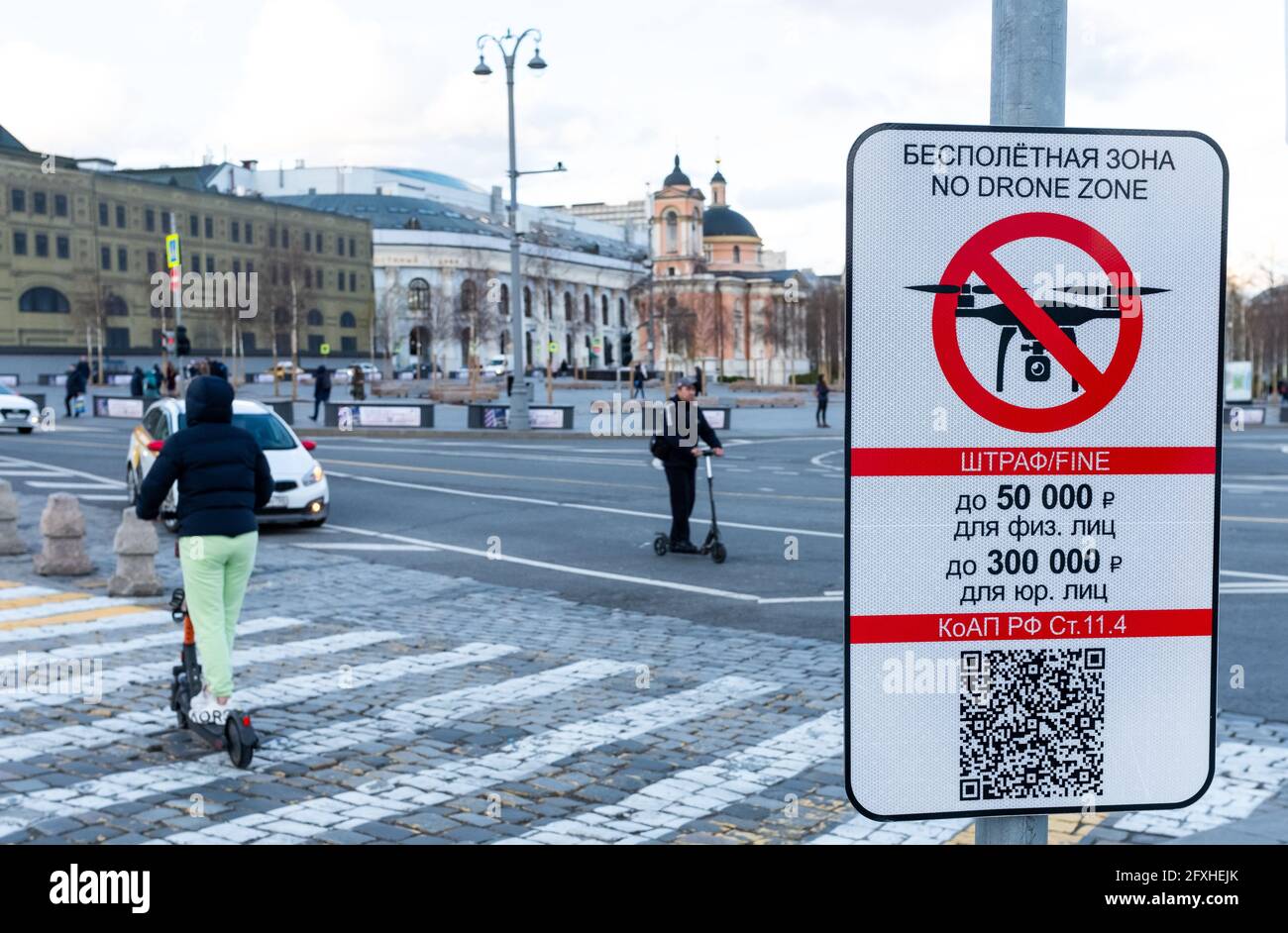 25 aprile 2021, Mosca, Russia. Un cartello con le informazioni sulla zona no-fly a Vasilievsky Spusk a Mosca. Piazza Rossa e il centro di Mosca sono Foto Stock