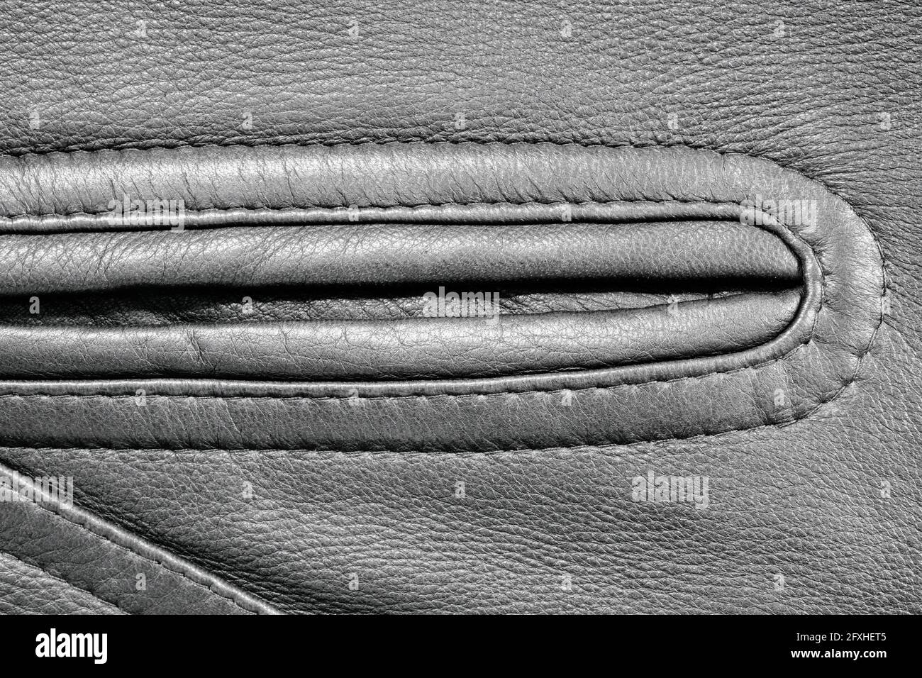 Pelle scura. Particolare di una giacca in pelle di capra Foto Stock