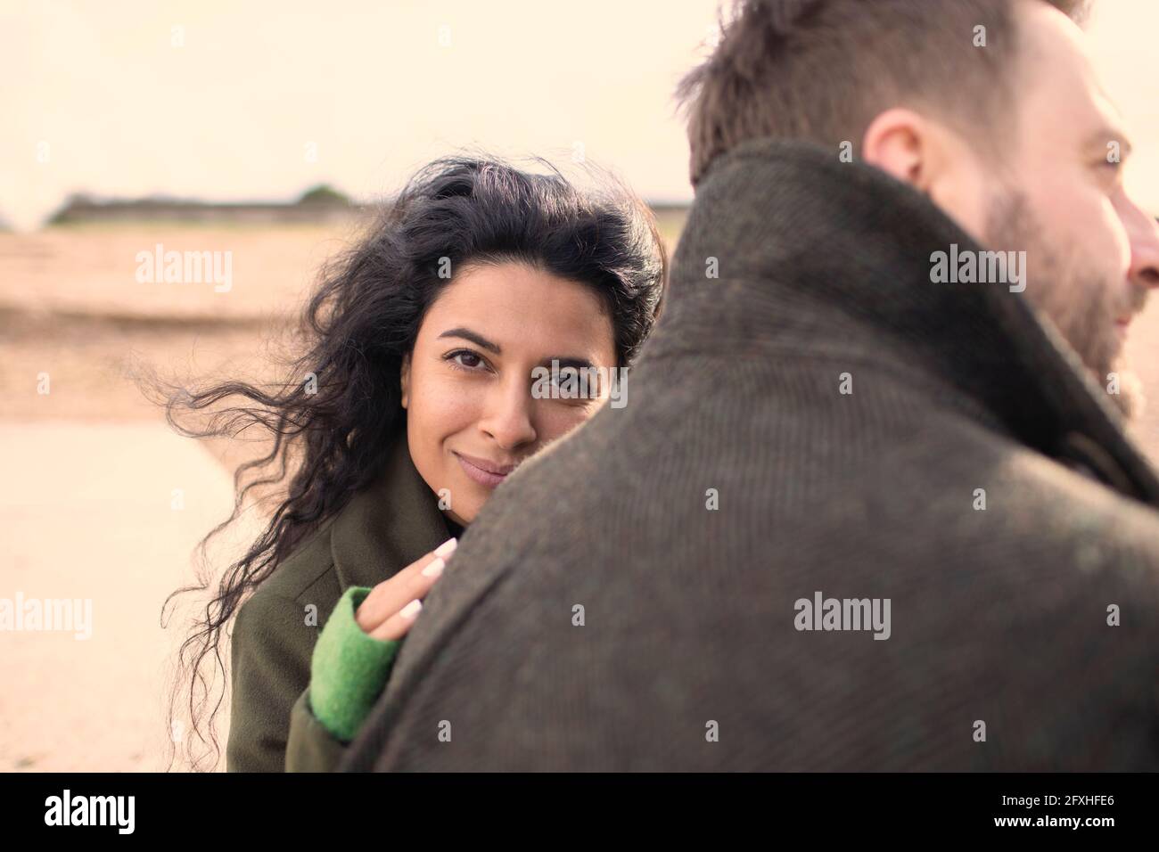 Ritratto bella donna con marito sulla spiaggia Foto Stock