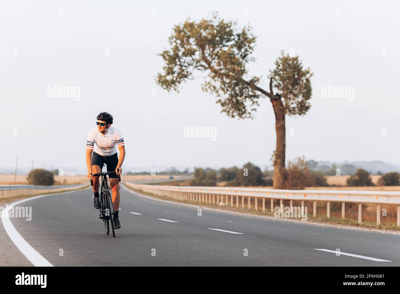 Bici sportiva attiva durante il giorno di sole Foto Stock