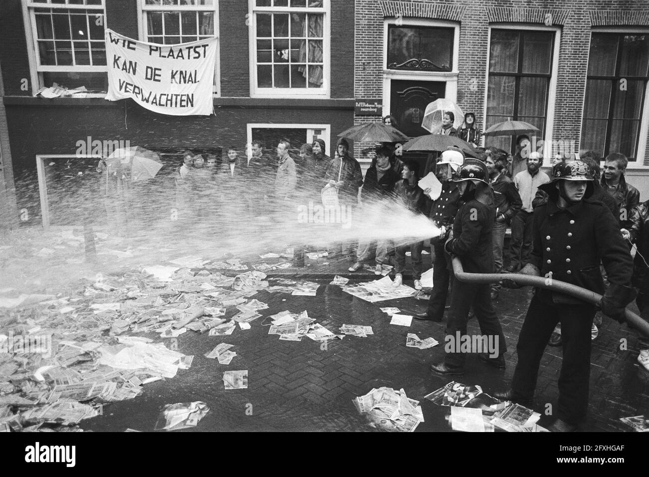 Ufficio VVD di Amsterdam occupato in protesta contro la detenzione di VVD in questione missilistica; vigili del fuoco durante lo spegnimento, 4 giugno 1984, INCENDIO, occupazione, Estinguente, proteste, Paesi Bassi, foto agenzia stampa del XX secolo, notizie da ricordare, documentario, fotografia storica 1945-1990, storie visive, Storia umana del XX secolo, che cattura momenti nel tempo Foto Stock