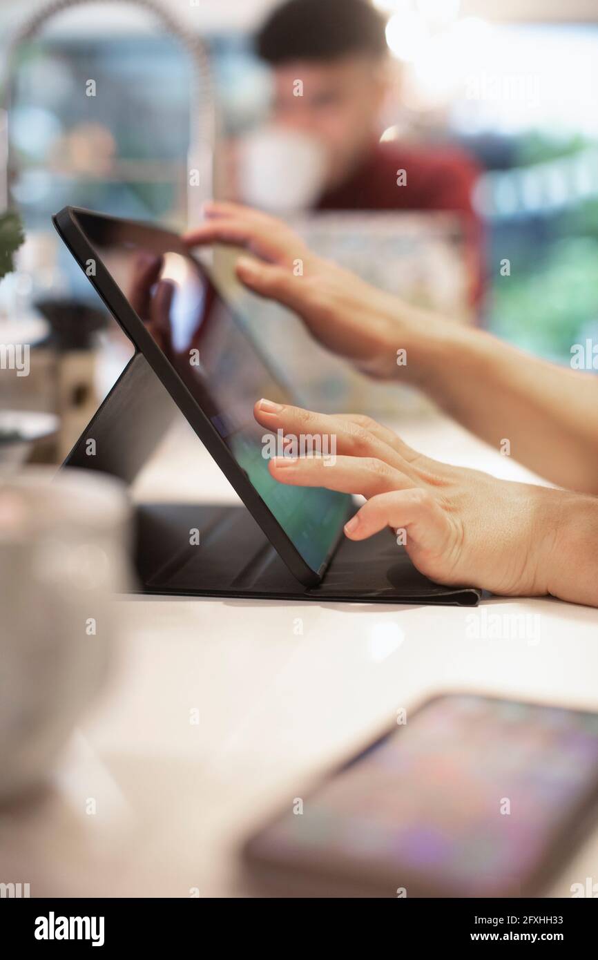 Primo piano con il tablet digitale Foto Stock