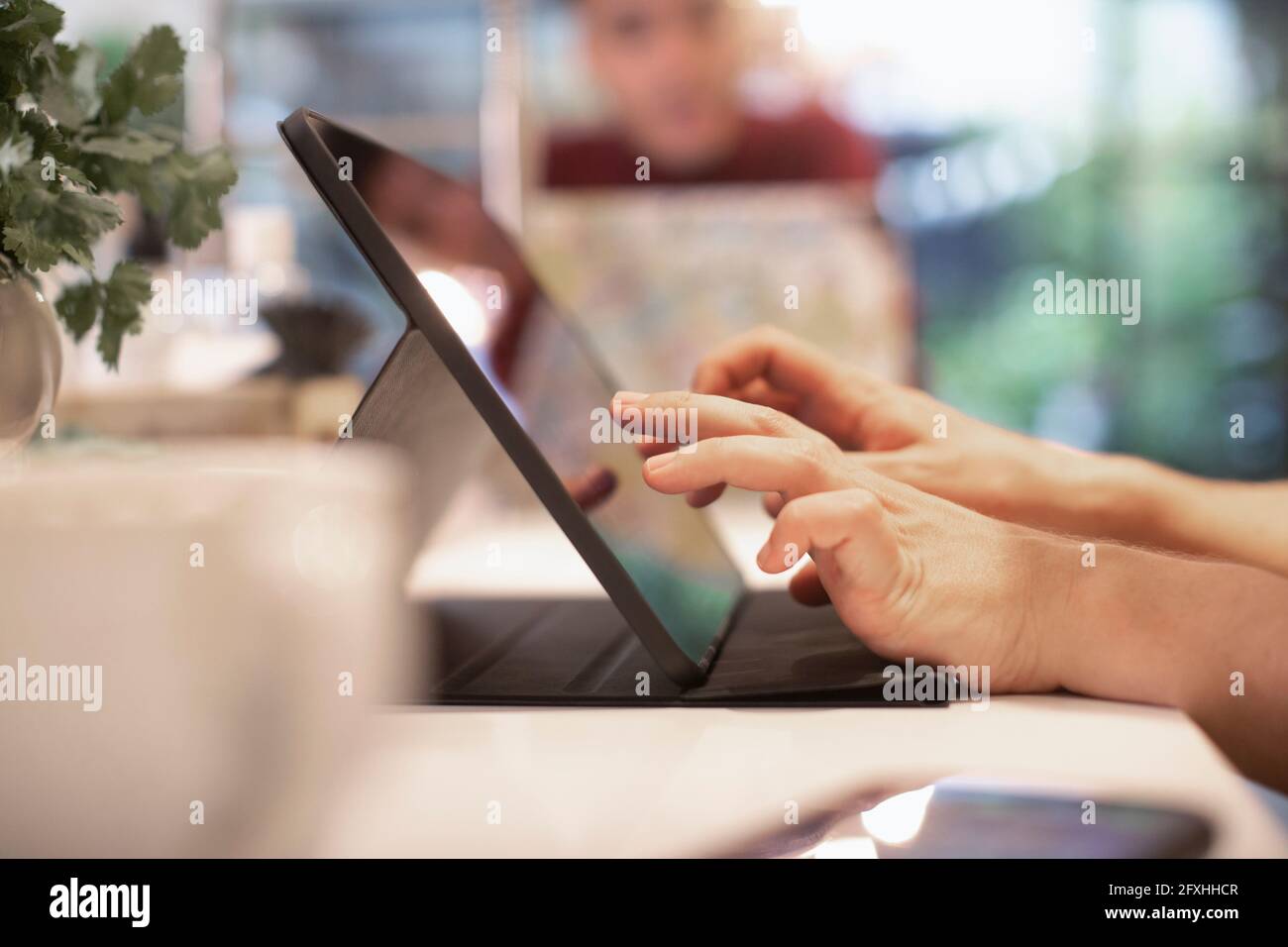 Primo piano con il tablet digitale Foto Stock
