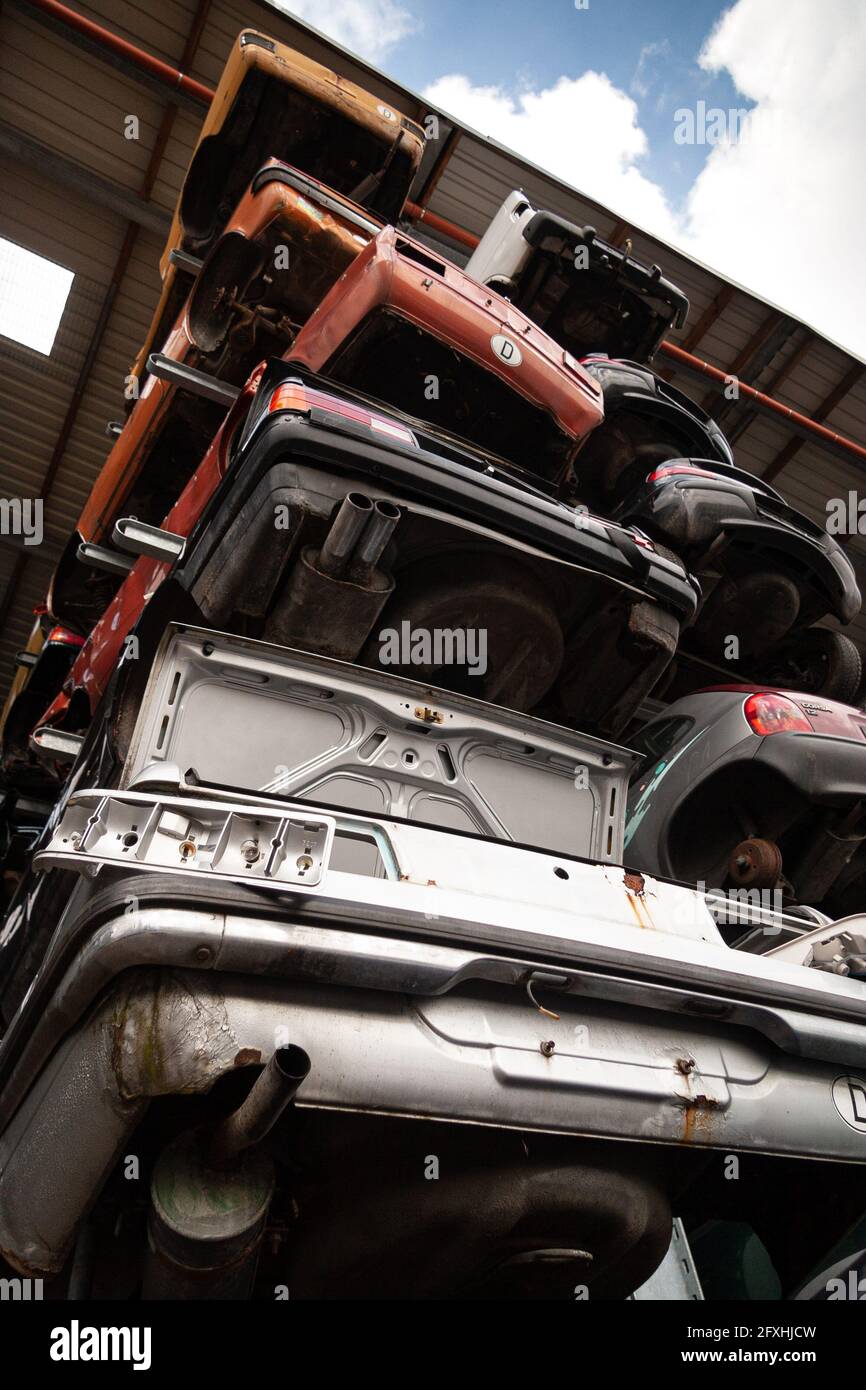 Automobili impilate nel magazzino ad alta baia. Foto Stock