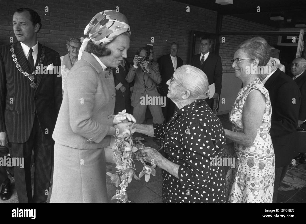 Visita di lavoro della principessa Beatrix e del principe Claus nella provincia di Utrecht, Beatrix e Claus Visita la casa degli anziani a Lopik, fiori di 91 anni di donna residente, 23 agosto 1972, FIORI, case anziane, Visite, Paesi Bassi, foto agenzia stampa del XX secolo, notizie da ricordare, documentario, fotografia storica 1945-1990, storie visive, Storia umana del XX secolo, che cattura momenti nel tempo Foto Stock