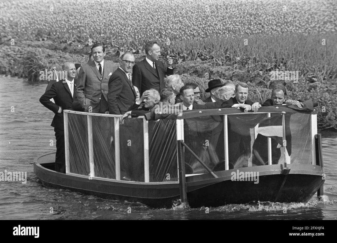 Visita di lavoro del Principe Claus North Holland. Il principe Claus fa il viaggio da chiatta attraverso i campi di bulbo di Andijk, 2 maggio 1968, campi di bulbo, visite di lavoro, I Paesi Bassi, foto agenzia stampa del XX secolo, notizie da ricordare, documentario, fotografia storica 1945-1990, storie visive, Storia umana del XX secolo, che cattura momenti nel tempo Foto Stock