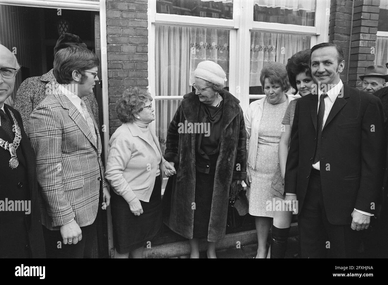 Visita di lavoro della Regina Juliana ad Amsterdam; visita della Regina Juliana a Borgerstraat, 21 gennaio 1971, regine, visite di lavoro; I Paesi Bassi, foto agenzia stampa del XX secolo, notizie da ricordare, documentario, fotografia storica 1945-1990, storie visive, Storia umana del XX secolo, che cattura momenti nel tempo Foto Stock