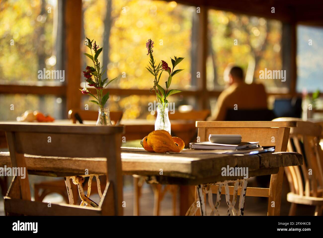 Bouquet di fiori selvatici e fiori d'autunno su un rustico tavolo da caffè Foto Stock