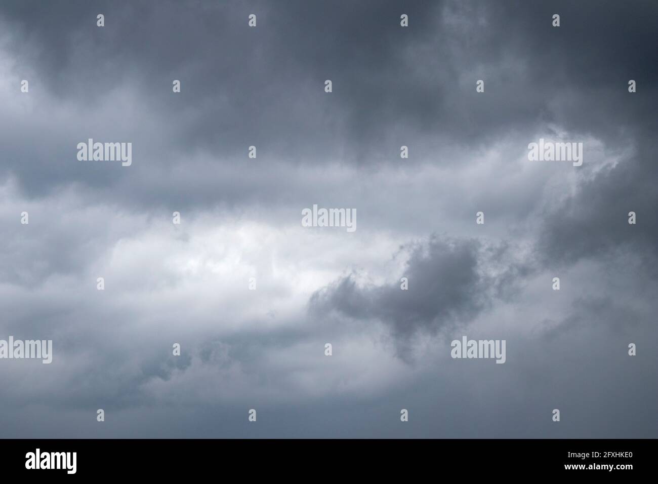 Nuvole di pioggia grigie in un giorno tempestoso Foto Stock