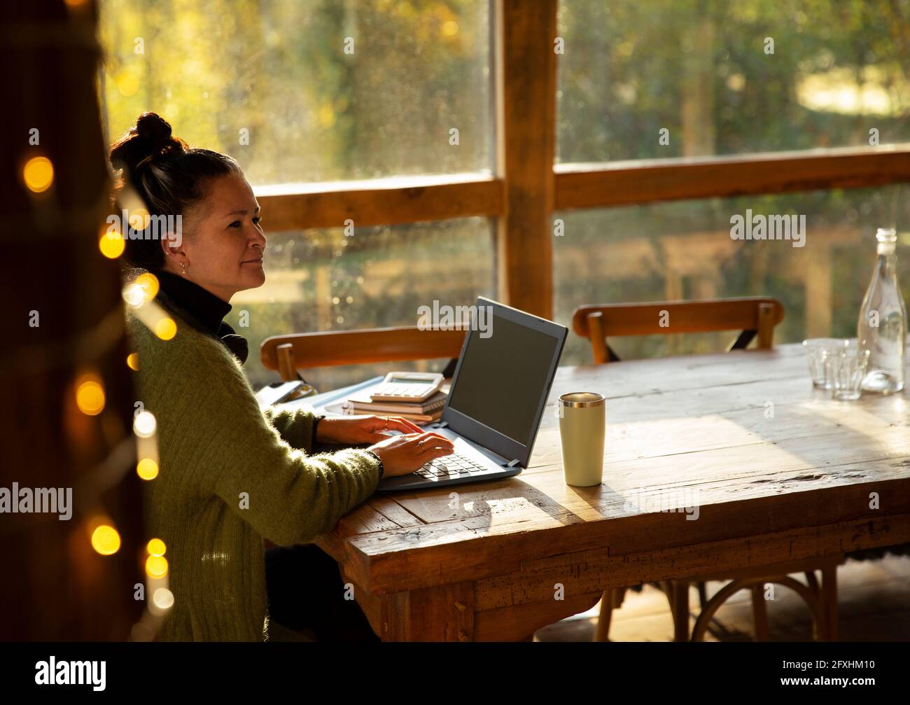 Donna d'affari premurosa che lavora al computer portatile nel bar Foto Stock