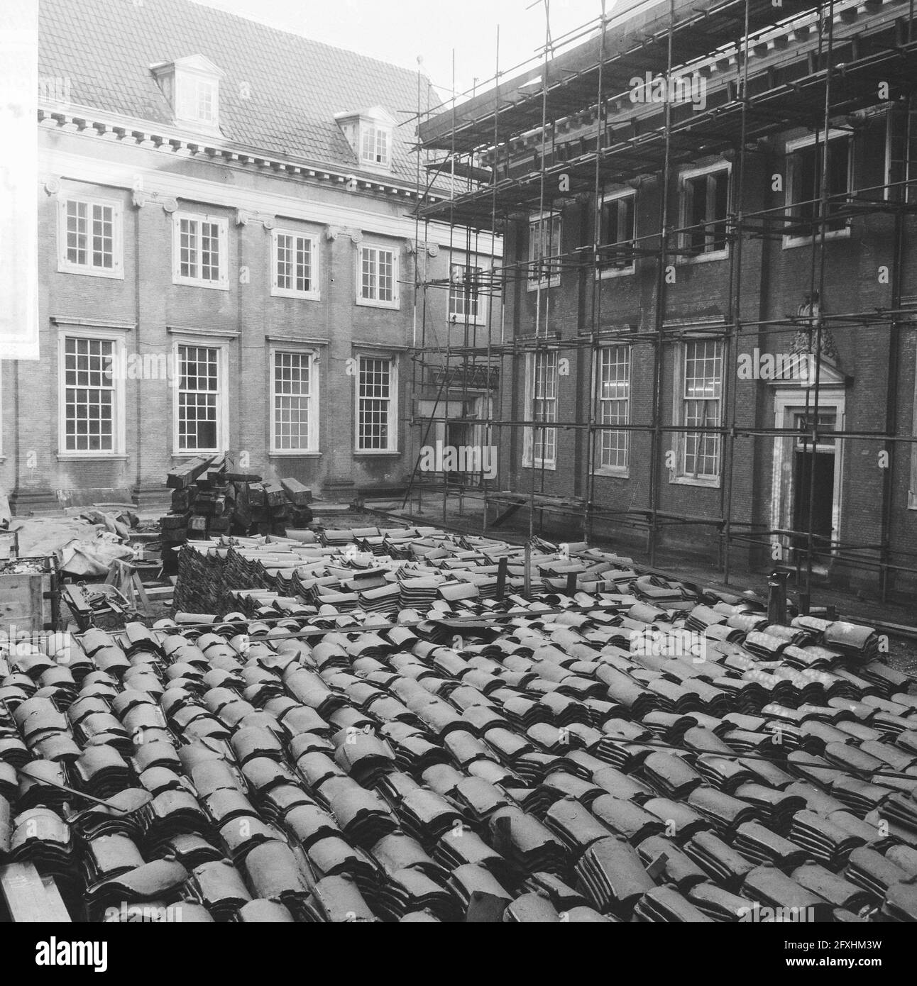 Lavori sul Museo storico di Amsterdam (ex orfanotrofio) tegole sul cortile, 4 gennaio 1966, TETTI, opere, cortili, Musei, Paesi Bassi, foto agenzia stampa del XX secolo, notizie da ricordare, documentario, fotografia storica 1945-1990, storie visive, Storia umana del XX secolo, che cattura momenti nel tempo Foto Stock