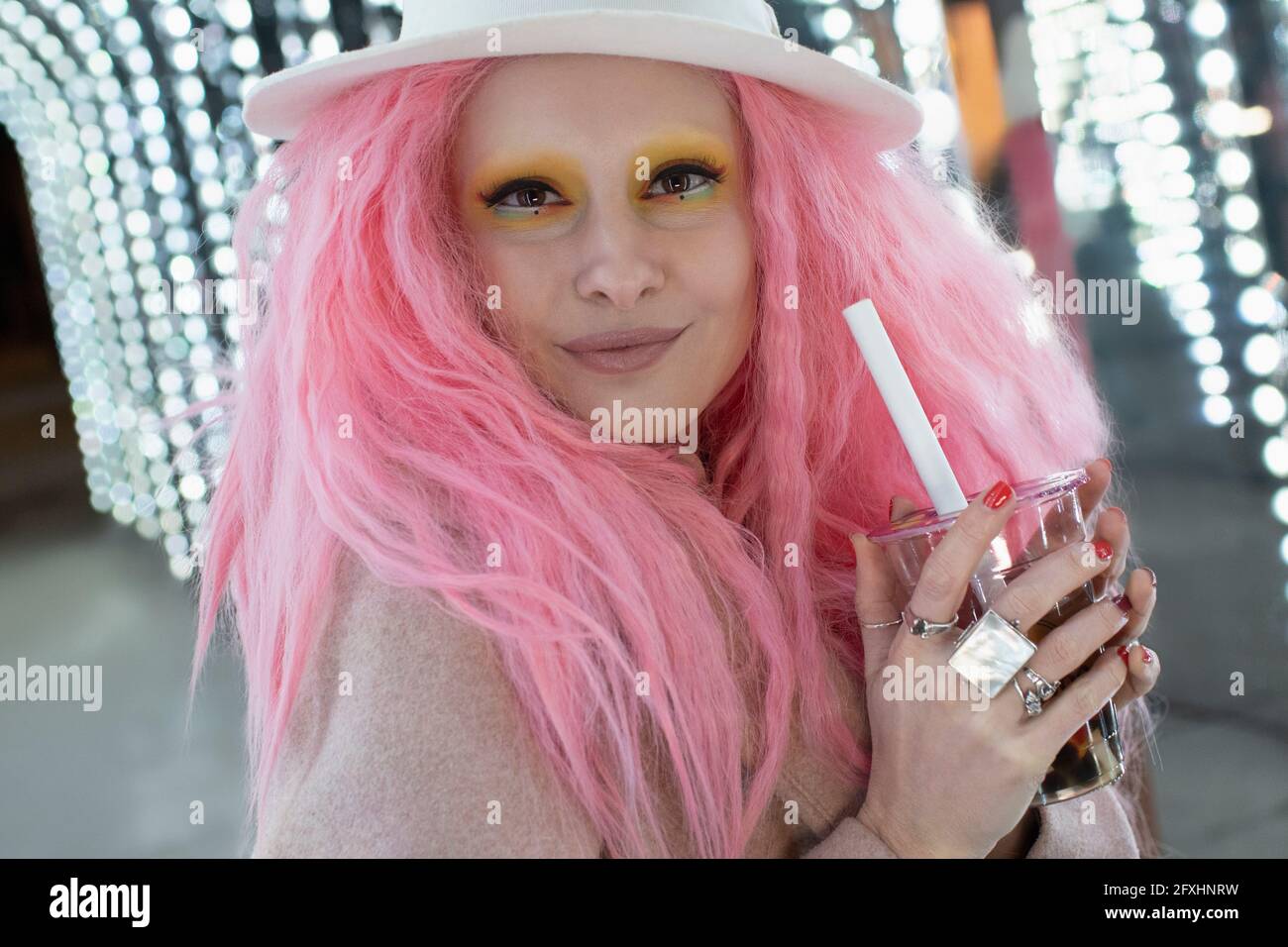 Ritratto elegante bella donna con capelli rosa e trucco Foto Stock