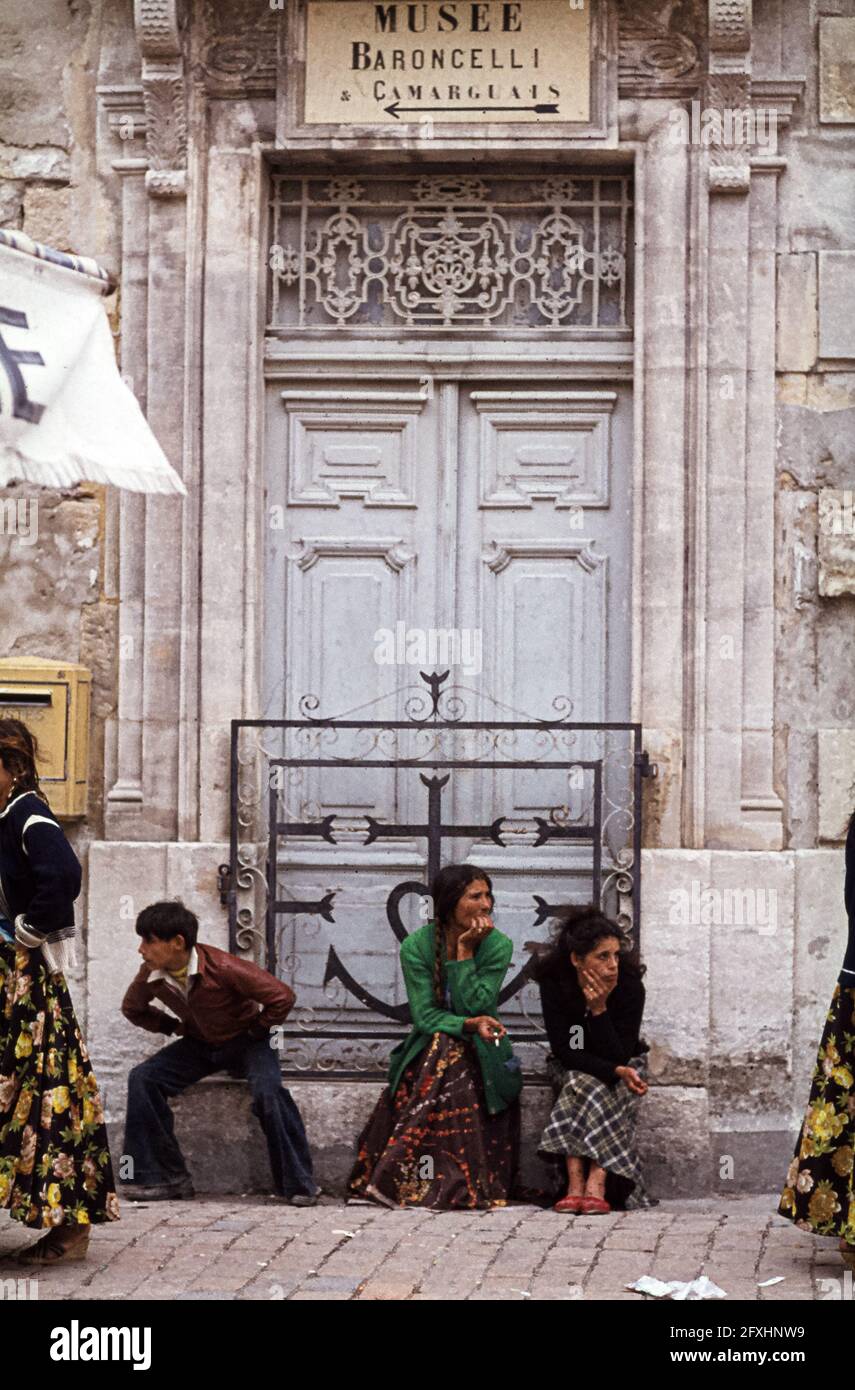 Roma di fronte al Museo Baroncelli della Camargue a Saintes Maries de la Mer, Francia 1978 Foto Stock