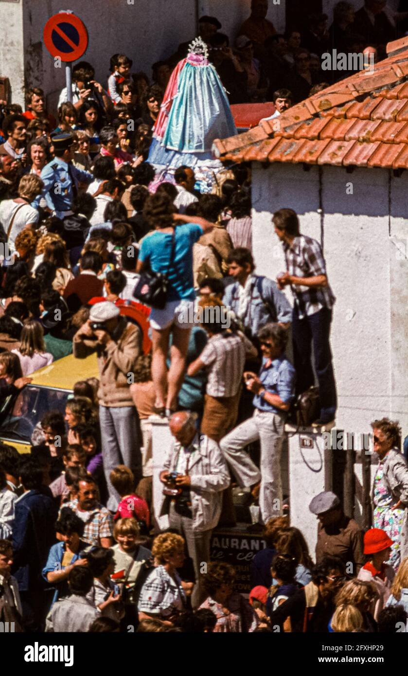 I grida di 'vive Sainte Sara' risuonano mille volte durante la processione attraverso la città alla spiaggia di Saintes-Maries-de-la-Mer, Francia Foto Stock