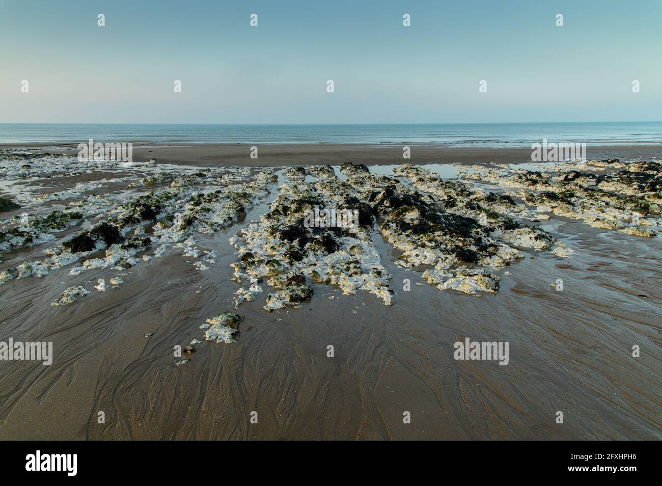 Rocce di gesso, sabbia e mare, all'alba a Birling Gap, Sussex. Foto Stock