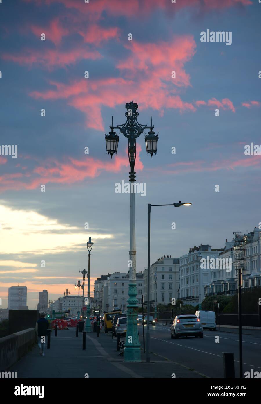 Brighton al tramonto con cielo rosa Foto Stock