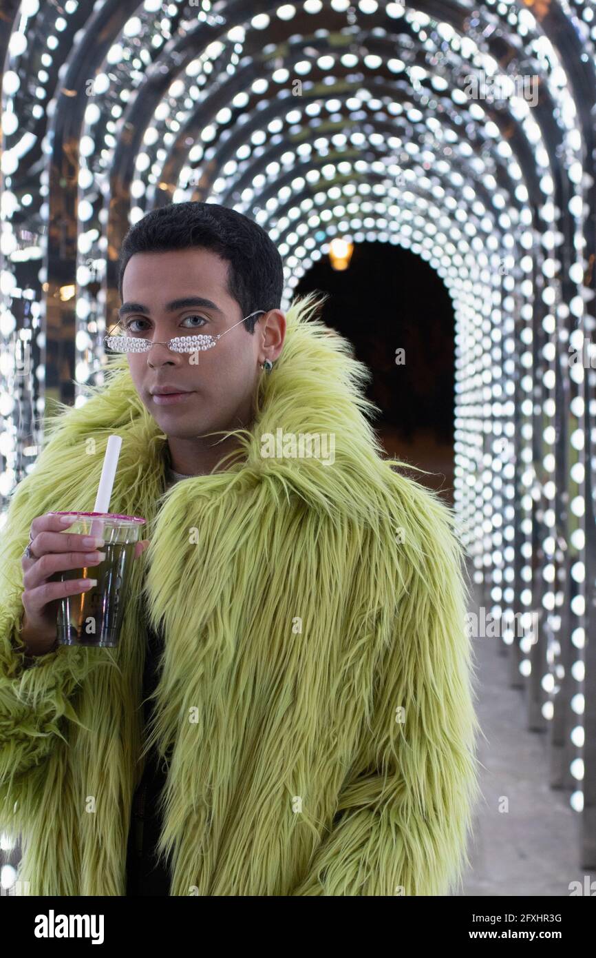 Ritratto giovane uomo alla moda in pelliccia verde sotto le luci dell'arco  Foto stock - Alamy