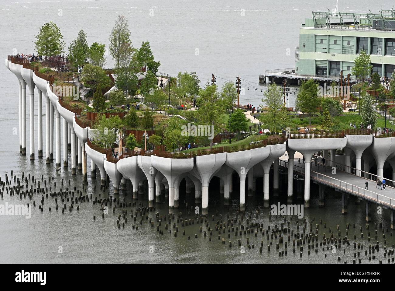 Vista in elevazione delle persone che visitano Little Island Park lungo il fiume Hudson il giorno di apertura, New York, NY, 24 maggio 2021. Con la riapertura di New York City dopo che le restrizioni pandemiche della COVID-19 sono state attenuate, il parco è stato costruito dove una volta P54 si trovava grazie ad una generosa donazione filantropica da parte dell'imprenditore Barry Diller e della stilista Diane von Furstenberg. (Foto di Anthony Behar/Sipa USA) Foto Stock