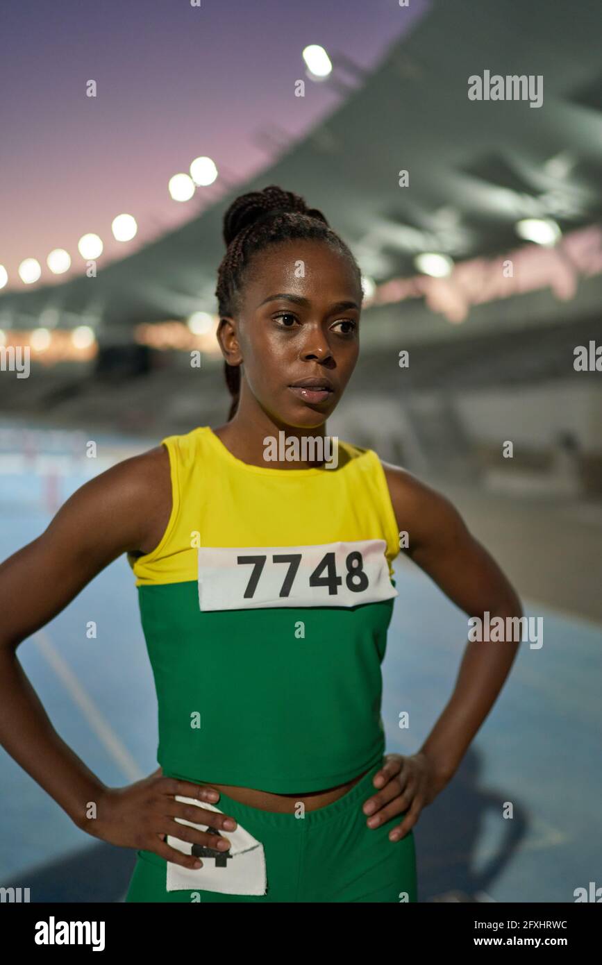 Ritratti la dura pista femminile e l'atleta da campo alla competizione Foto Stock