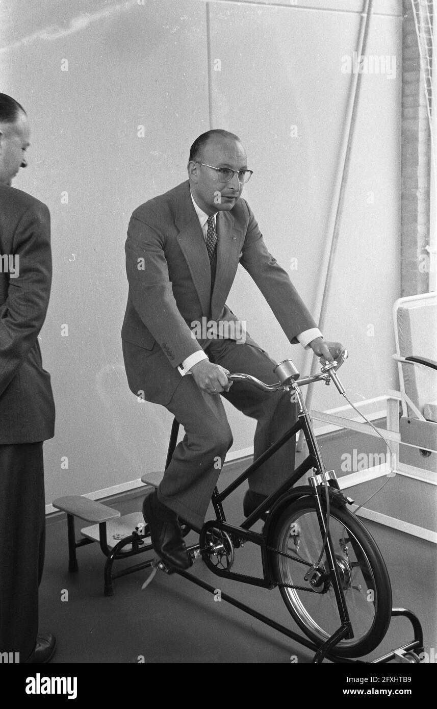 Alderman of Health and Hospital Affairs R. van de Bergh apre il nuovo centro di riabilitazione nell'Oosterpark di Amsterdam, 16 maggio 1960, aperture, centri di riabilitazione, Aldermen, Paesi Bassi, foto agenzia stampa del XX secolo, notizie da ricordare, documentario, fotografia storica 1945-1990, storie visive, Storia umana del XX secolo, che cattura momenti nel tempo Foto Stock