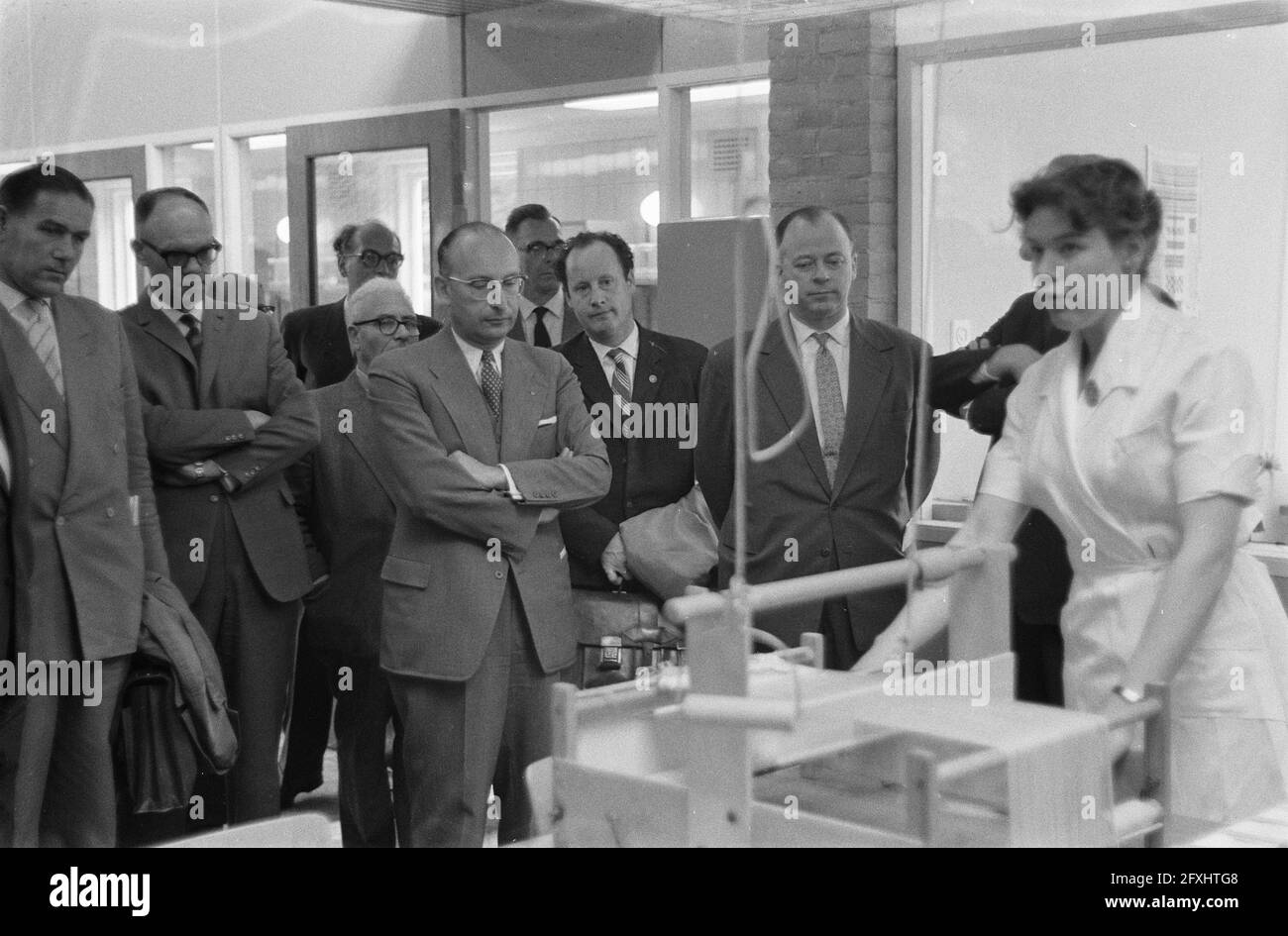 Alderman della Sanità e degli ospedali mr. R. van de Bergh apre ad Amsterdam, nell'Oosterpark, il nuovo centro di riabilitazione, 16 maggio 1960, aperture, centri di riabilitazione, Aldermen, Paesi Bassi, foto agenzia stampa del XX secolo, notizie da ricordare, documentario, fotografia storica 1945-1990, storie visive, Storia umana del XX secolo, che cattura momenti nel tempo Foto Stock