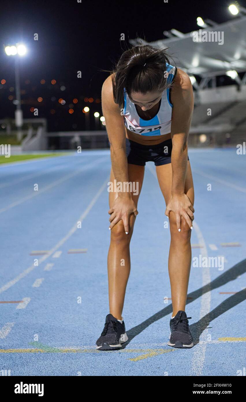 Sfinito pista femminile e atleta da campo dopo gara in pista Foto Stock