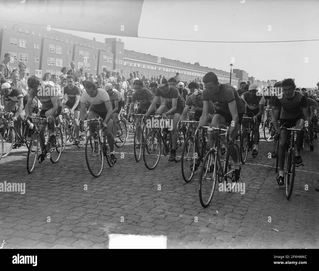 Giro ciclistico di Amsterdam-West, inizio dei partecipanti, 21 agosto 1949, INIZIO, giri ciclistici, partecipanti, I Paesi Bassi, foto agenzia stampa del XX secolo, notizie da ricordare, documentario, fotografia storica 1945-1990, storie visive, Storia umana del XX secolo, che cattura momenti nel tempo Foto Stock