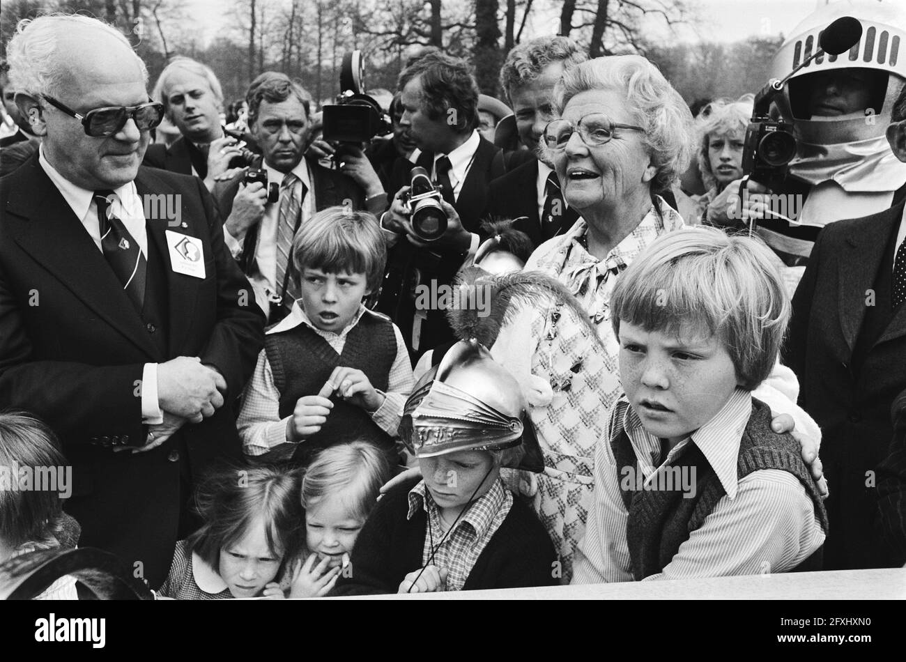 La regina Juliana mise le braccia intorno ai suoi nipoti Willem-Alexander (r), Carlos (con casco) e Costantino (l), 1 maggio 1978, regine, principi, I Paesi Bassi, foto agenzia stampa del XX secolo, notizie da ricordare, documentario, fotografia storica 1945-1990, storie visive, Storia umana del XX secolo, che cattura momenti nel tempo Foto Stock