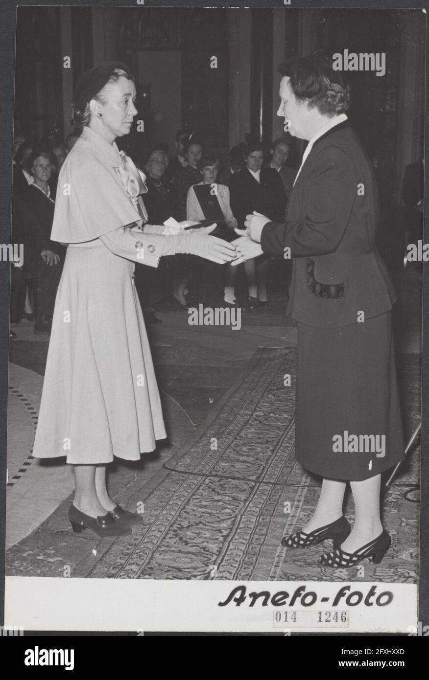 La regina Giuliana ha presentato un certo numero di decorazioni postume alle vittime della resistenza nel Palazzo reale su Piazza Dam. La vedova di ir. L.R. Beynen, [che è venuto fuori dall'America specialmente per questo] riceve la decorazione per le sue misure per promuovere l'avanzata alleata, 2 ottobre 1952, addobbi, Paesi Bassi, foto agenzia stampa del xx secolo, notizie da ricordare, documentario, fotografia storica 1945-1990, storie visive, Storia umana del XX secolo, che cattura momenti nel tempo Foto Stock