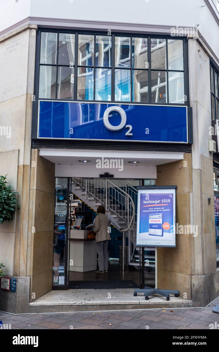 Brema, Germania - 19 agosto 2019: O2 negozio con la gente intorno a Brema, Germania. O2 è una società europea di telecomunicazioni, specializzata in telefonia mobile Foto Stock