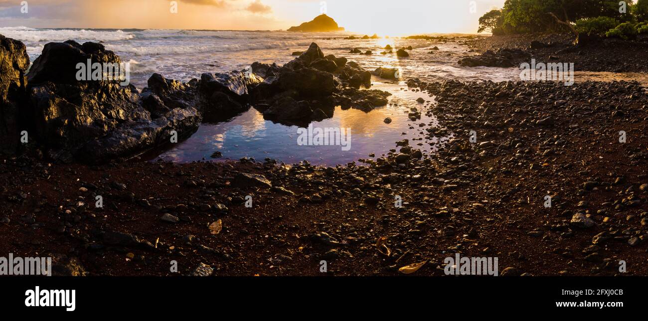 Alba a Koki Beach con Alau Island in lontananza, Koki Beach Park, Hana, Maui, Hawaii, STATI UNITI Foto Stock