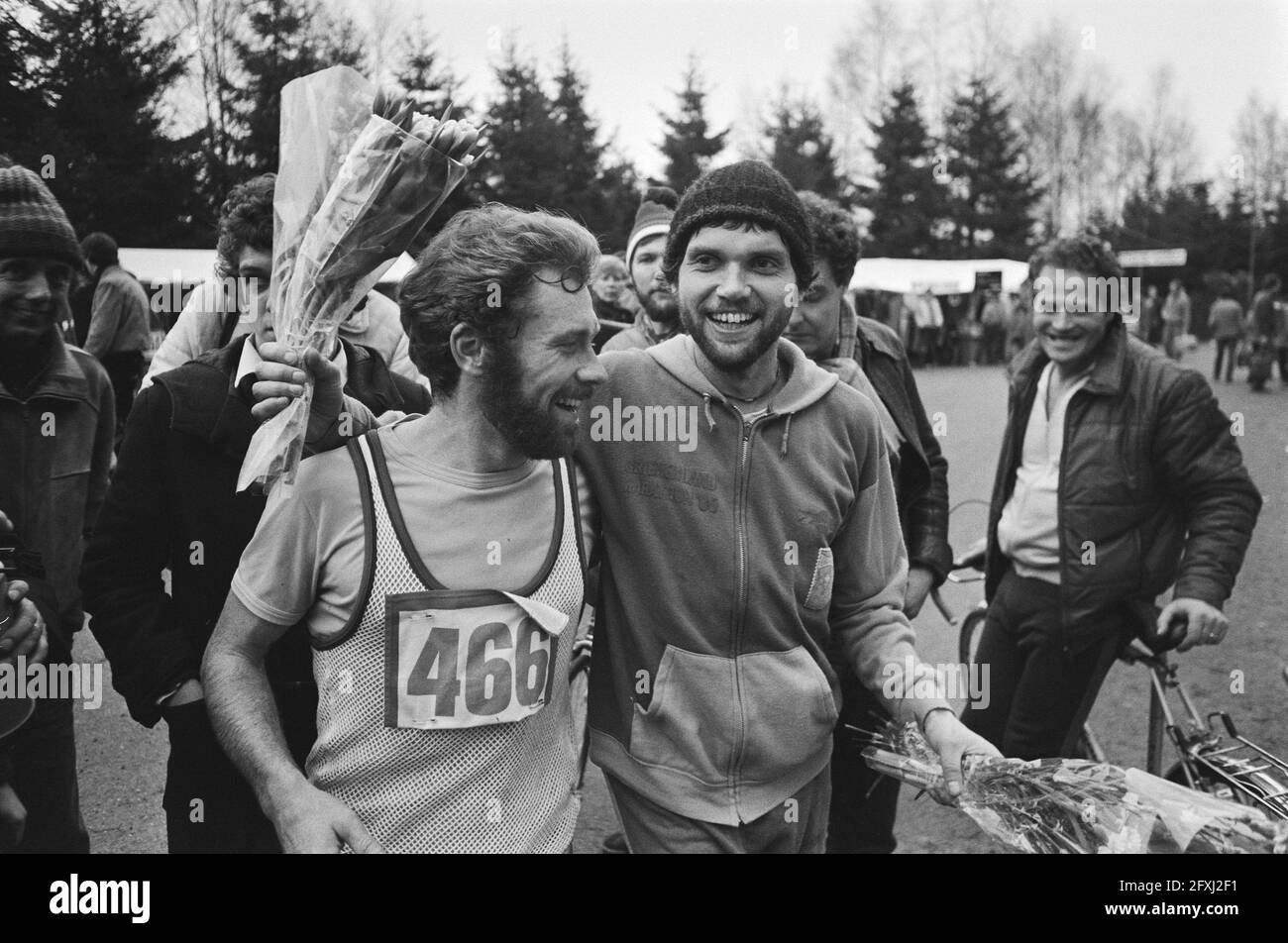 Vincitore della maratona di Apeldoorn Ton Larmit dà al rivale Sebille un pat sulla schiena, 7 febbraio 1981, fiori, corsa, Abbigliamento, maratona, sport, Paesi Bassi, foto agenzia stampa del XX secolo, notizie da ricordare, documentario, fotografia storica 1945-1990, storie visive, Storia umana del XX secolo, che cattura momenti nel tempo Foto Stock