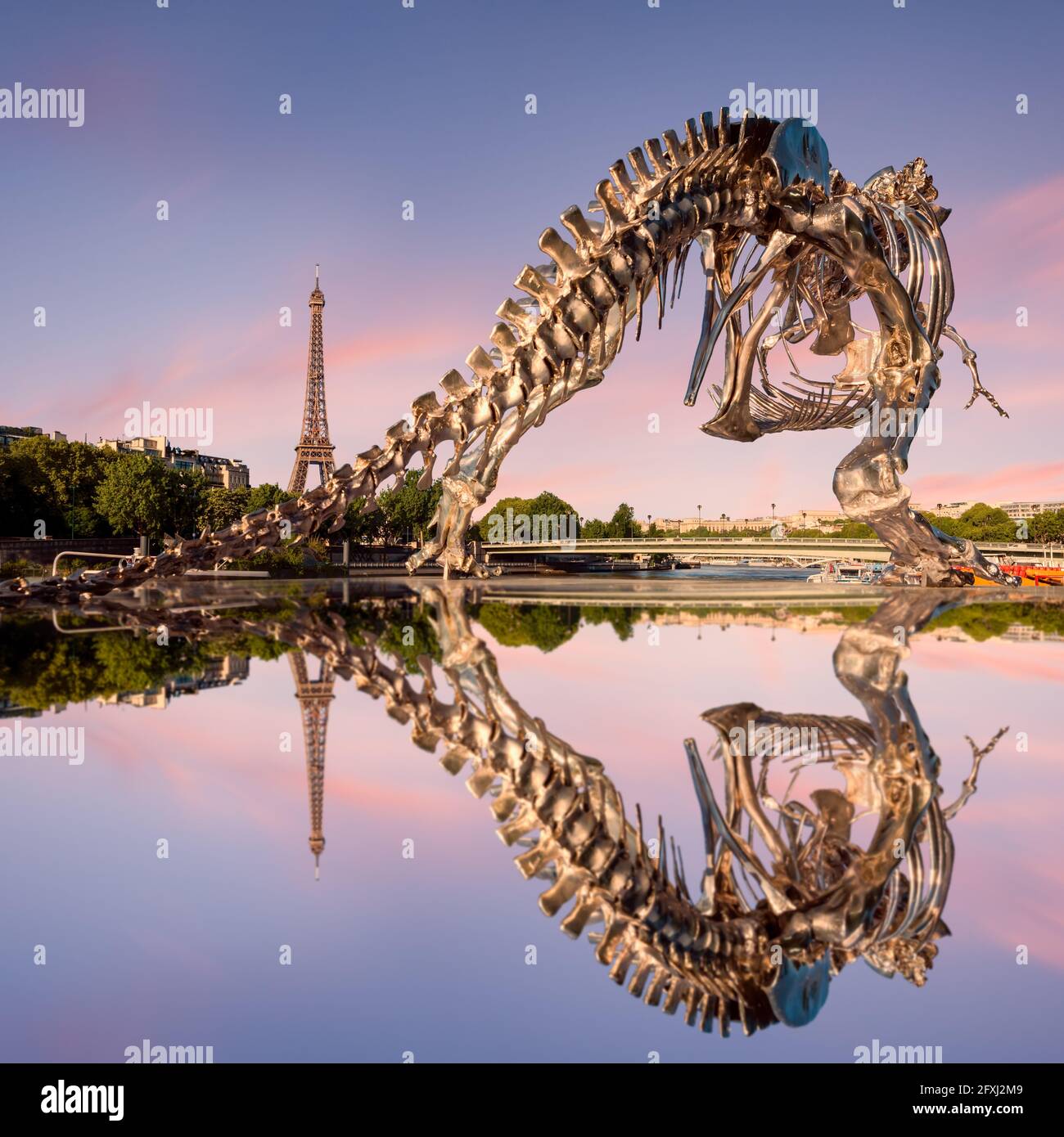 PARIGI (75), 8° ARR. SCULTURA DI UN TIRANNOSAURO REX GUARDANDO LA TORRE EIFFEL ALL'ALBA. QUESTA SCULTURA È STATA CREATA DA PHILIPPE PASQUA. È LOC Foto Stock