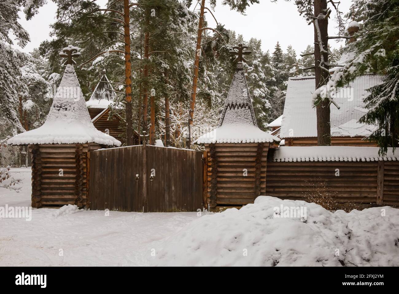 Le porte del complesso del tempio dell'icona Smolensk Della Madre di Dio a Dubna a freddo giorno invernale Foto Stock