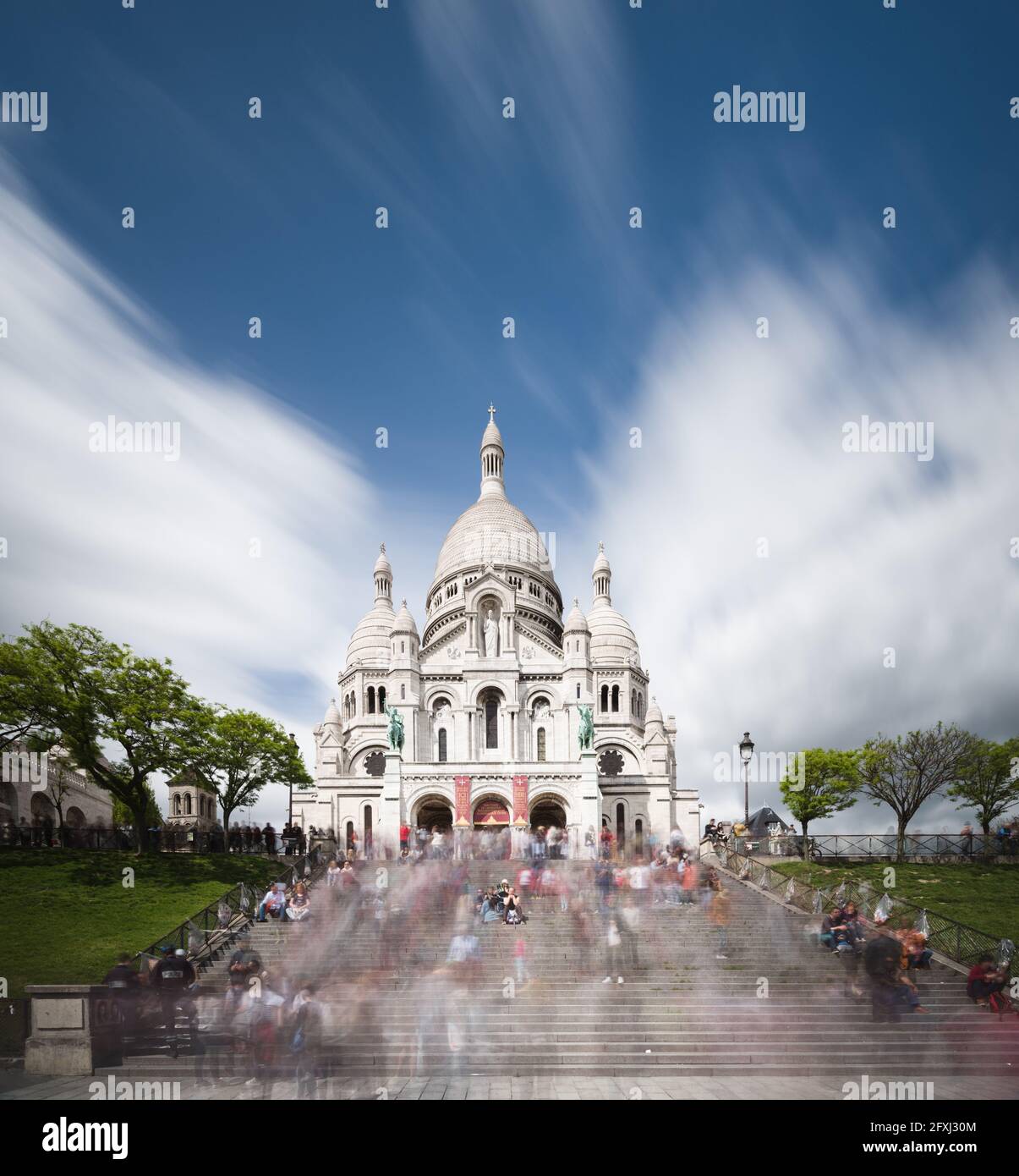 FRANCIA, PARIGI (75), 18TH ARR, BUTTE MONTMARTRE, FOLLA CHE SI MUOVE SULLE SCALE PER LA BASILICA DEL CUORE SACRO Foto Stock