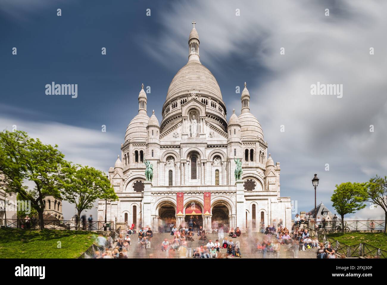 FRANCIA, PARIGI (75), 18TH ARR, BUTTE MONTMARTRE, FOLLA CHE SI MUOVE SULLE SCALE PER LA BASILICA DEL CUORE SACRO Foto Stock