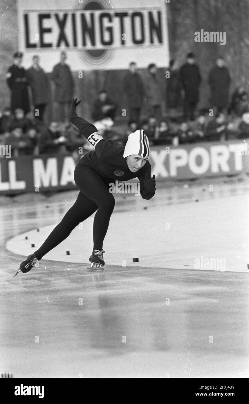 World Speed Skating Championship in Deventer Ladies, numero 6 Stenina in azione numero 7 Kaiser, 18 febbraio 1967, Pattinaggio, sport, I Paesi Bassi, foto agenzia stampa del XX secolo, notizie da ricordare, documentario, fotografia storica 1945-1990, storie visive, Storia umana del XX secolo, che cattura momenti nel tempo Foto Stock