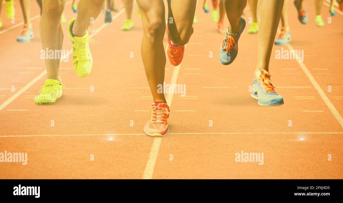 Composizione di gambe di atleti che corrono su pista da corsa Foto Stock