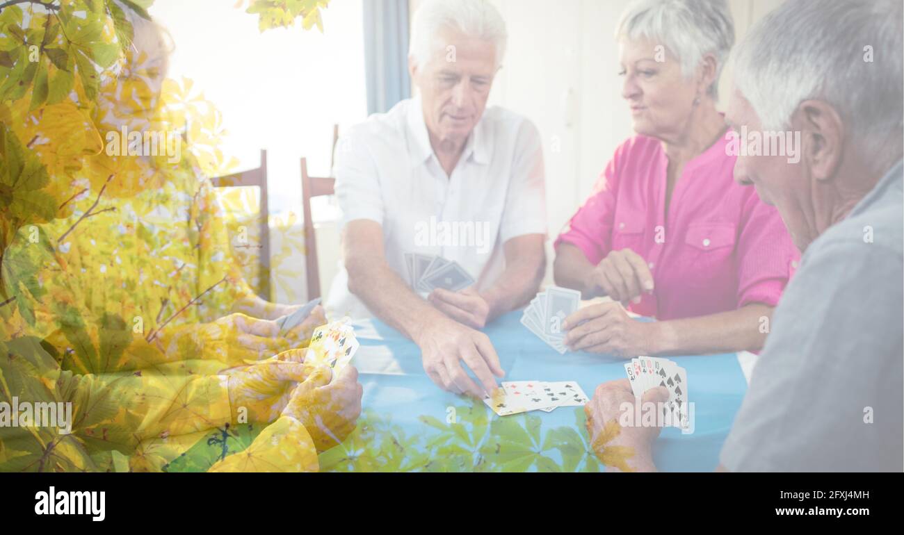 Composizione di uomini anziani e donne che giocano carte con albero sovrapposizione Foto Stock