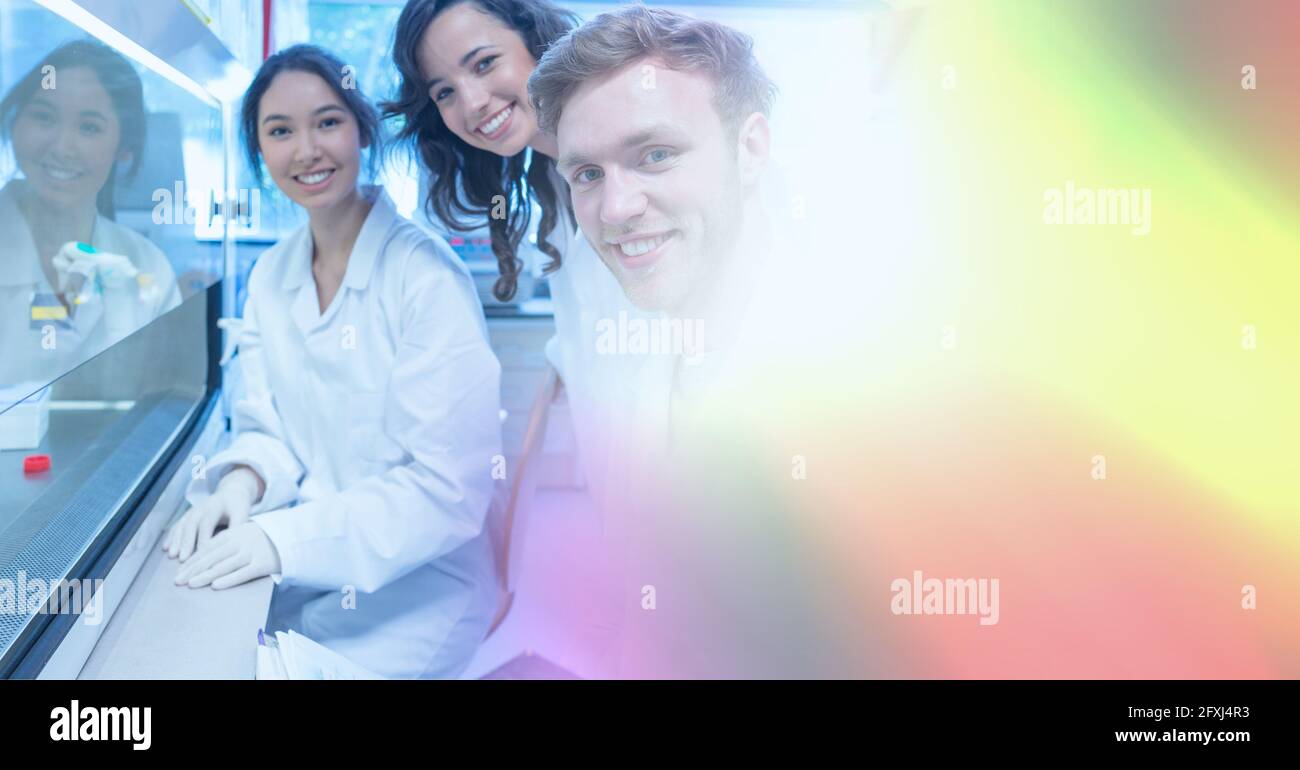 Composizione di tecnici di laboratorio sorridenti che utilizzano al lavoro, con spazio di copia colorato sfocato a destra Foto Stock