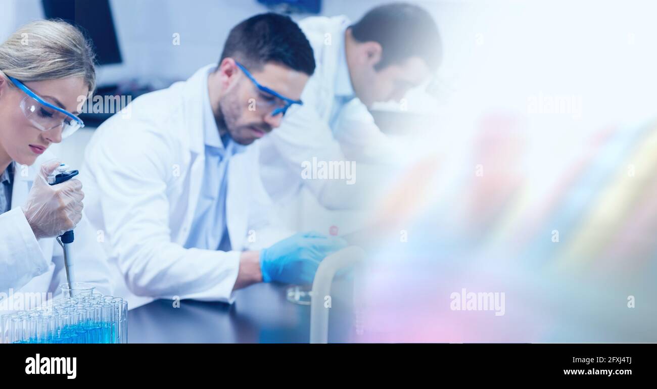 Composizione di tecnici di laboratorio maschili e femminili al lavoro, con spazio di copia sfocato a destra Foto Stock