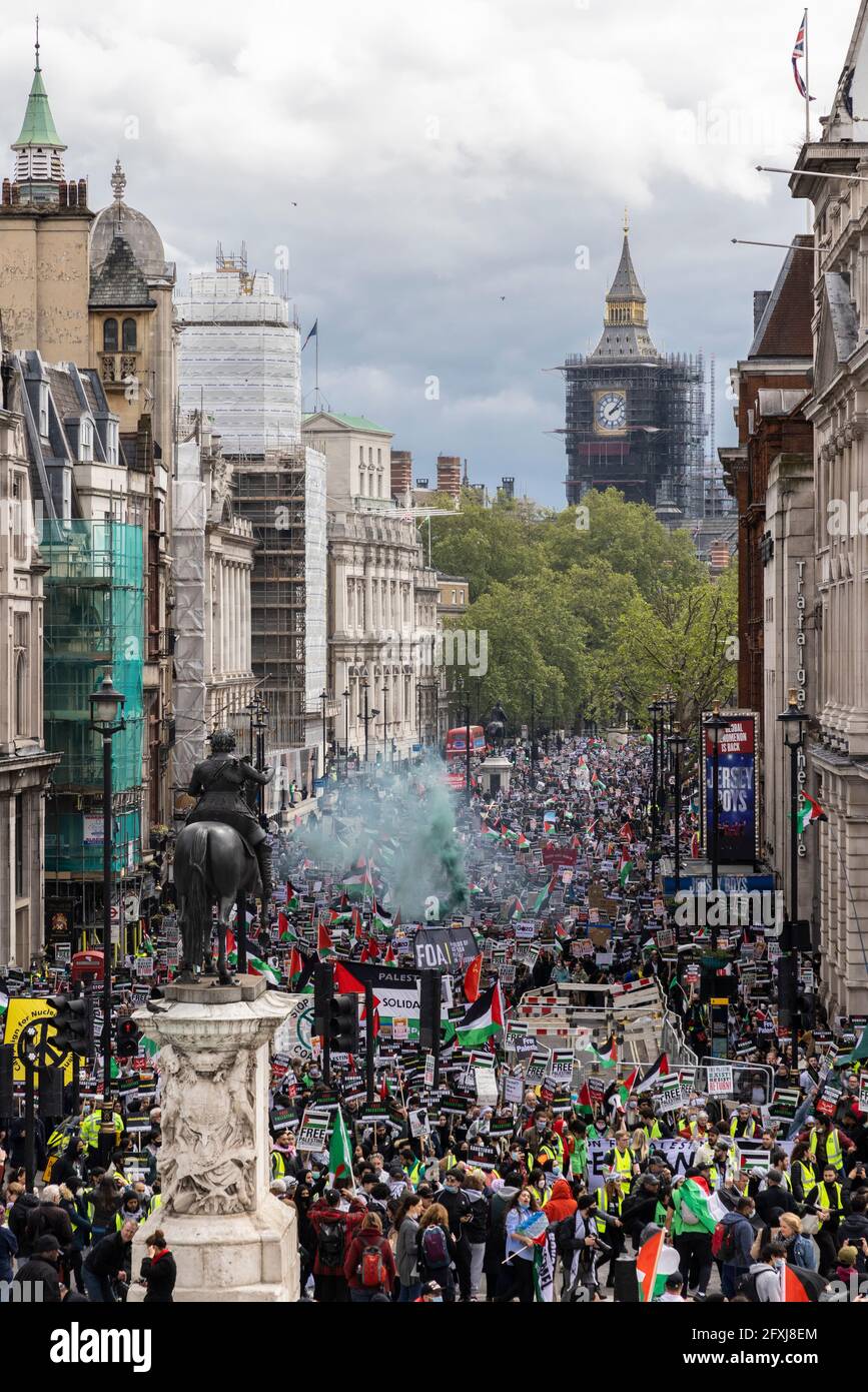 Una grande folla di manifestanti che marciano lungo Whitehall con il Big ben in background, protesta contro la Palestina libera, Londra, 22 maggio 2021 Foto Stock